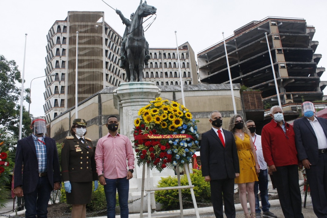 charlychaves's tweet photo. #24Jul || Conmemorando los 237 Aniversario del Natalicio del padre de la Patria, Simón Bolívar, en compañía del Protector @FreddyBernal, autoridades militares y Consejo Legislativo del Estado #Táchira.
#237AñosEnCombateVictorioso
#GraciasPuebloHeroico
@NicolasMaduro @PSUVTachira https://t.co/VkYcGJcsz5
