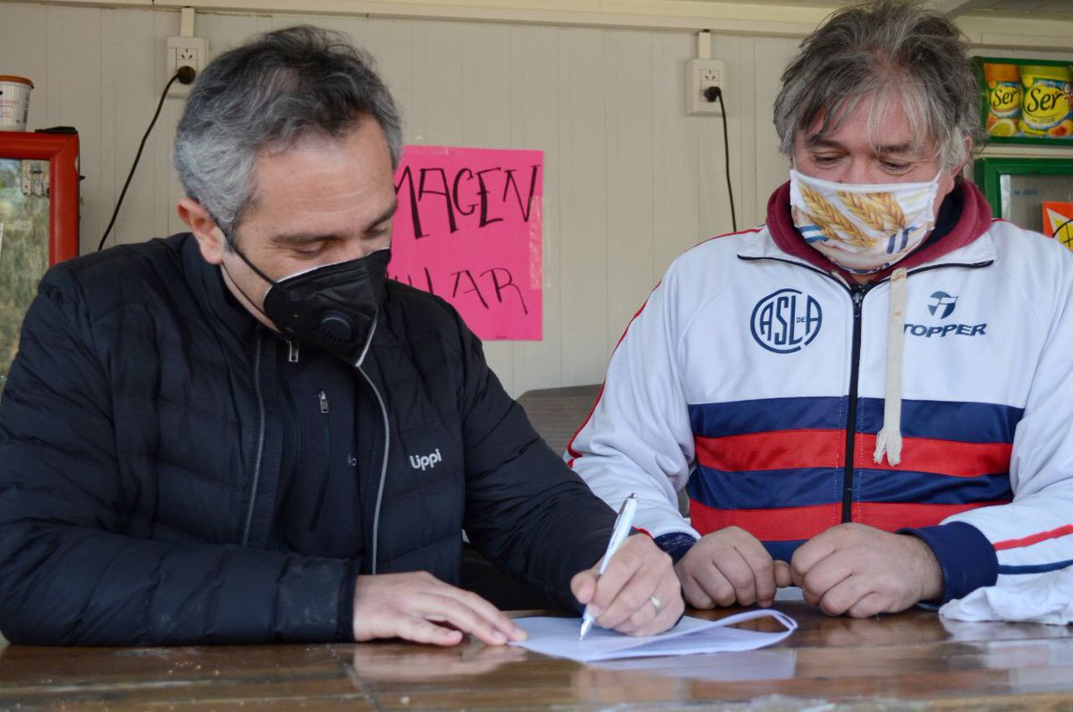 larroqueandres's tweet photo. En Moreno me reuní con Juan Carlos Sanchetta, referente de la MESyP, y con trabajadores cooperativistas, con el fin de firmar un convenio de colaboración para fomentar el Programa de Almacenes Populares. Luego visitamos la fábrica de pan y el almacén donde venden sus productos. https://t.co/oIkNEdjiZZ