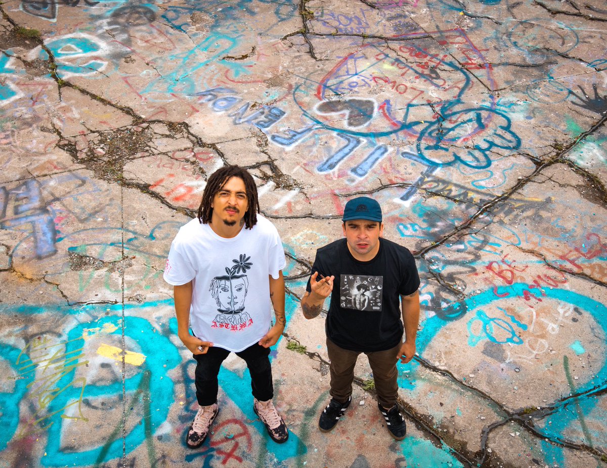 slitty401's tweet photo. 👁What you looking at?👀
https://t.co/8cobdUtmsw 

Haha just kidding, Thank you to everyone who been buying new 
#Slitty Merch 👕 - https://t.co/9S34eD0M58 ⚡️ https://t.co/D5kml6wp7k