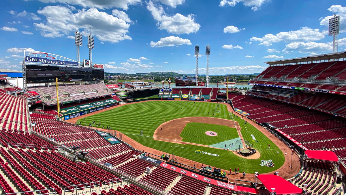 Reds's tweet photo. It's a beautiful day for baseball in downtown Cincinnati, Ohio. 😍

#RedsOpeningDay ❌ #TakeTheCentral https://t.co/2T1mcn9NLr