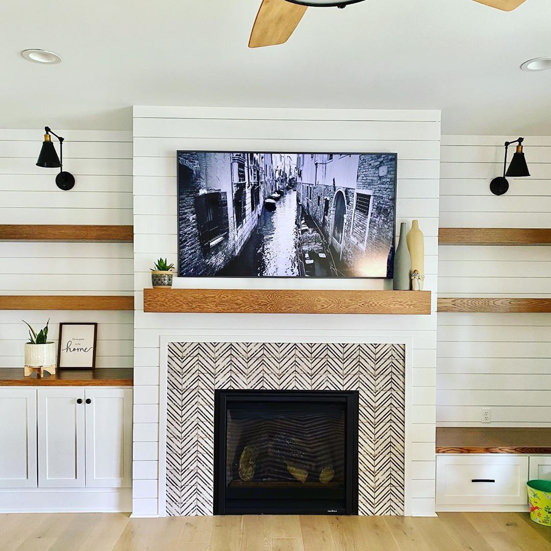 Black and white interiors serve as a testament to how pairing of two colors can be both elegant and effortlessly chic. Pop over to Alex's feed to see how she worked this timeless color combo into her #newconstruction home: buff.ly/3g0s2XX