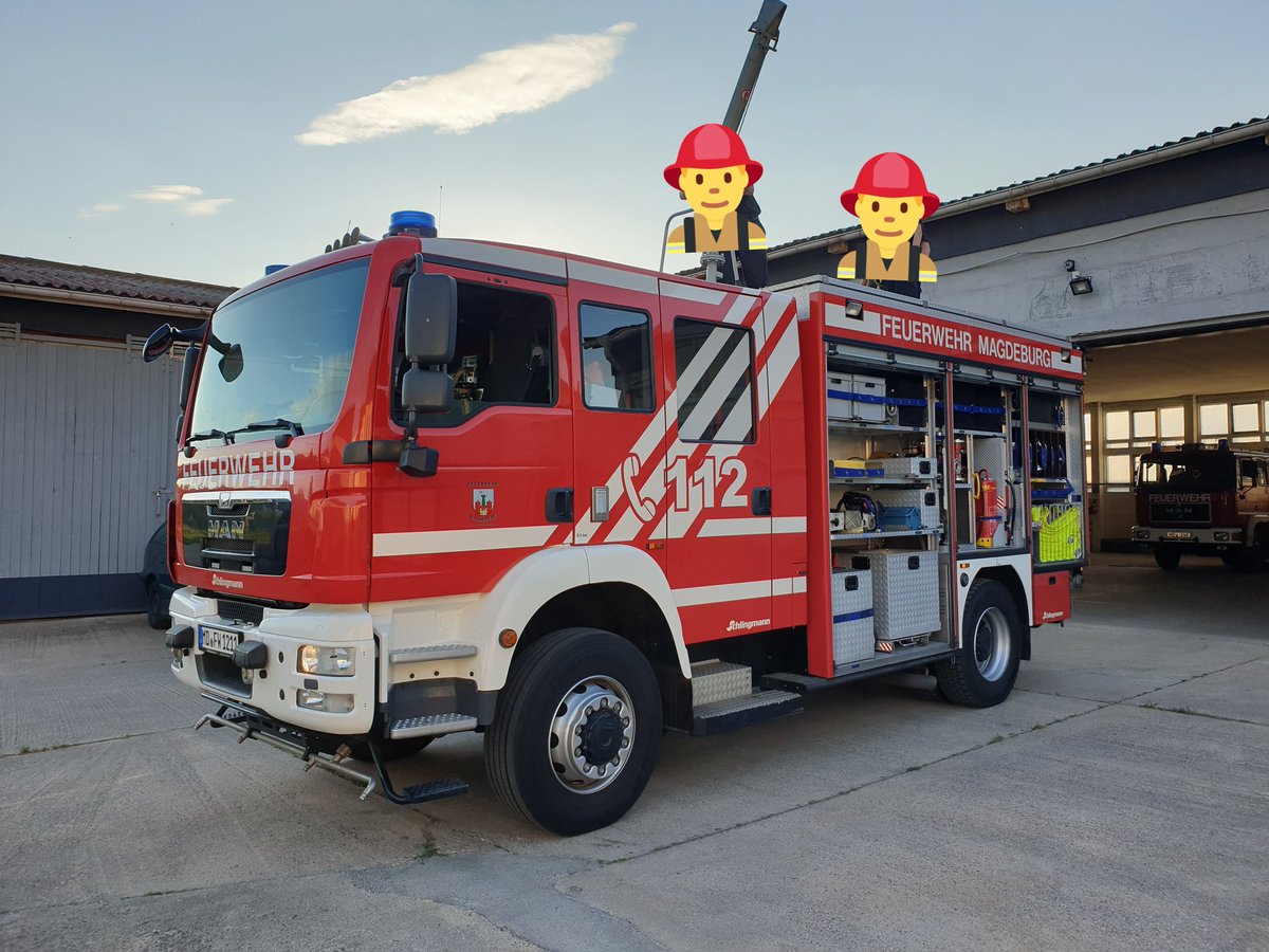 AndrePodschun's tweet photo. Heute das neue Tanklöschfahrzeug begutachtet und dran geübt. Wahnsinn der Fortschritt im Vergleich zum bisherigen. #feuerwehr #tanklöschfahrzeug #schlingmann #magdeburg #ffprester #ff13 https://t.co/lgrNoUJCCB