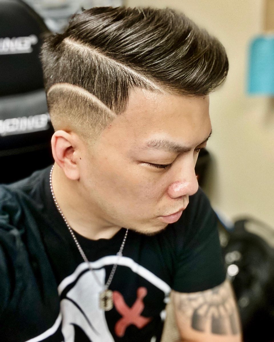 TheDuckManX's tweet photo. Something about a nice faded cut hair that makes you feel good about yourself. Enough for me to take a selfie! LOL. Shout out to Mary at Kingsmen Barbers for taking care of me. Yessir! #MensHaircut #NiceFade #BarbersLife #KingsmenBarbers #HTown #MensHairstyle #LookinTuff https://t.co/uHPRFfNaKr