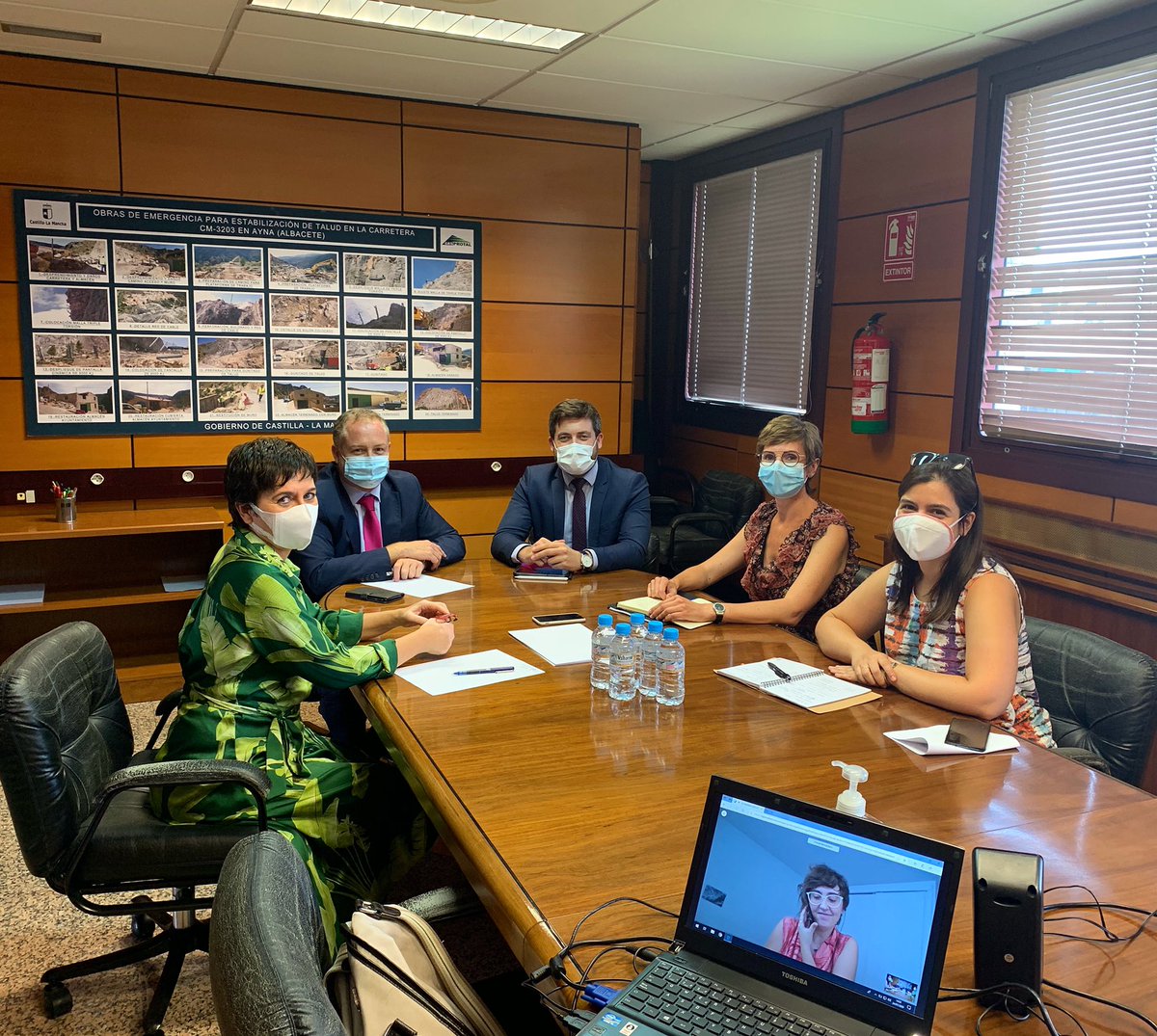 Junto al director general de Planificación Territorial y Urbanismo, <a href="/Daroca101/">Jose Ant. Carrillo</a> y el grupo de Paisaje del <a href="/COACM_AB/">COACM_AB</a>, reunión enmarcada dentro de la fase de consultas previas de la nueva Ley del Paisaje impulsada por la consejería de #Fomento.
<a href="/Nacho_Hernando/">Nacho Hernando</a> <a href="/gobjccm/">Gobierno de Castilla-La Mancha</a> <a href="/garciapage/">Emiliano García-Page</a>
