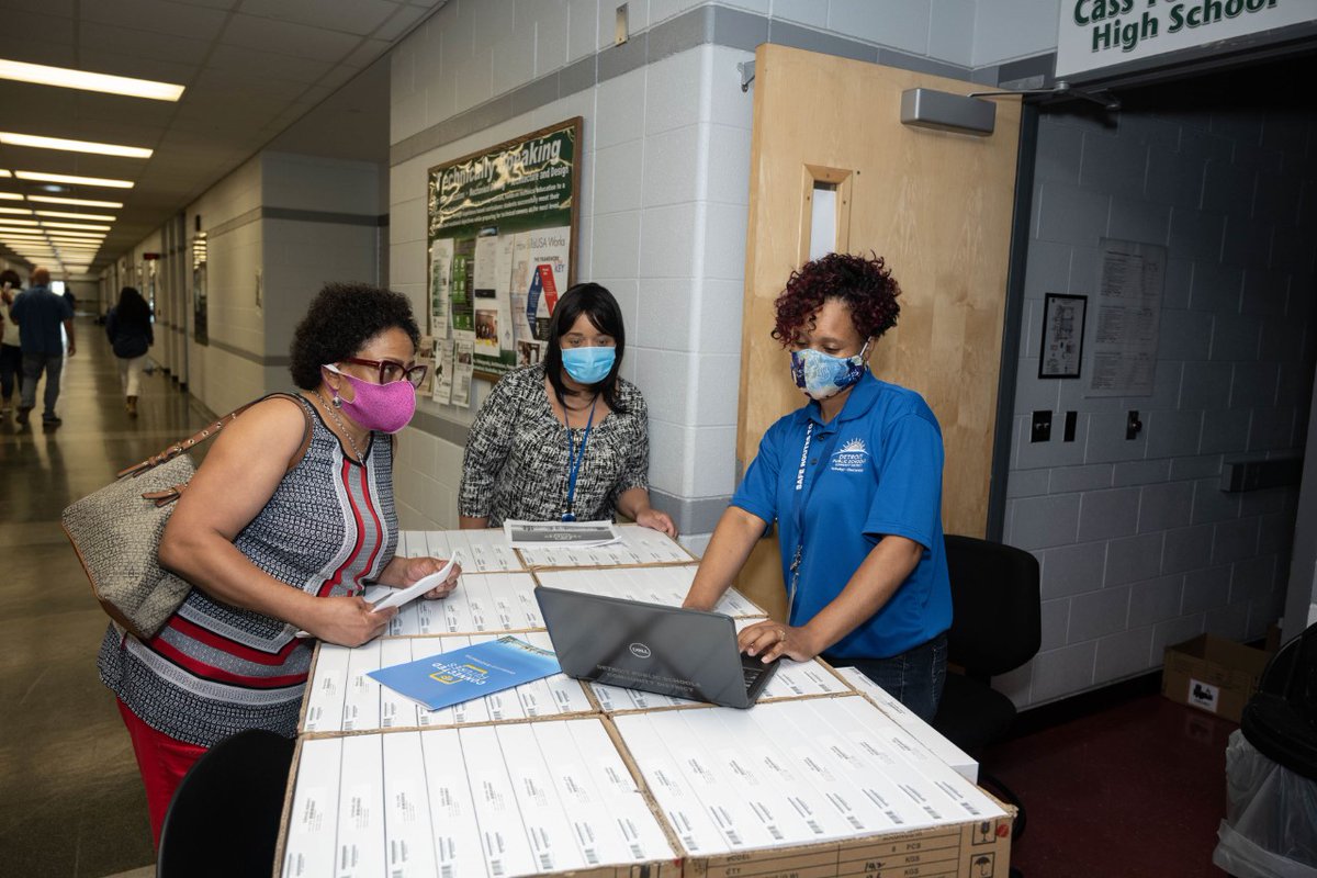Detroitk12's tweet photo. DPSCD is deploying devices for the #ConnectedFutures program! Need help accessing your student's email account, pick-up details or tech support? - visit https://t.co/A2t489j9cb… #StudentsRise https://t.co/JdvYdpehss
