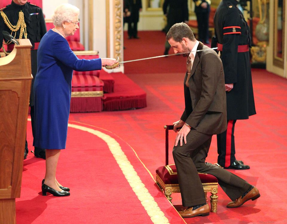 Şu fotoğrafı <a href="/aliaktas7/">Ali Aktaş</a> başta olmak üzere 'kılıç nedir abi ya?' diyen 'very liberal green party' insanlarımıza bir elden ele ulaştıralım lütfen. Semboldür o kılıç sembol. Ve semboller, 'sembol' oldukları için önemlidir.