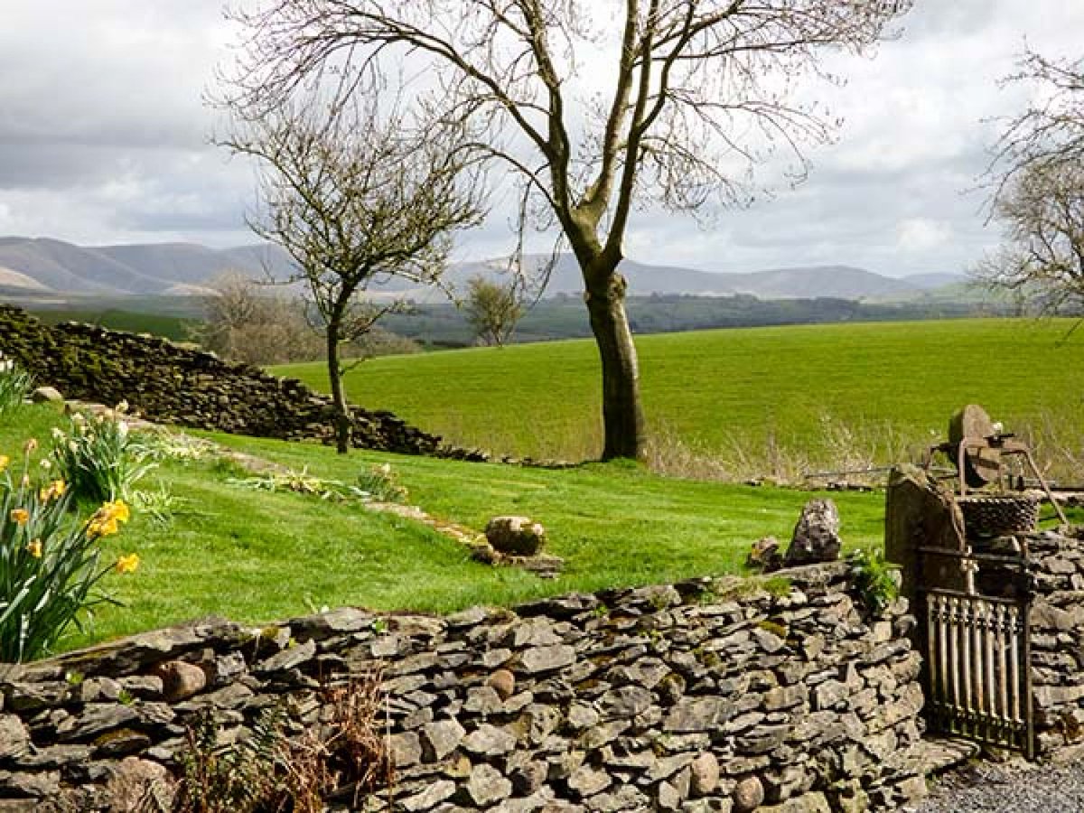 VNYorkshire's tweet photo. Selside is a small village in #Ribblesdale in North Yorkshire. It lies 2 miles N/W of #HortonInRibblesdale.

#Selside was mentioned (as Selesat) in the #DomesdayBook, when it was held by #RogerOfPoitou.

More info on N Yorks holidays: https://t.co/iHtdq2OQnV

#OffTheBeatenTrack https://t.co/W67N8eWk5R