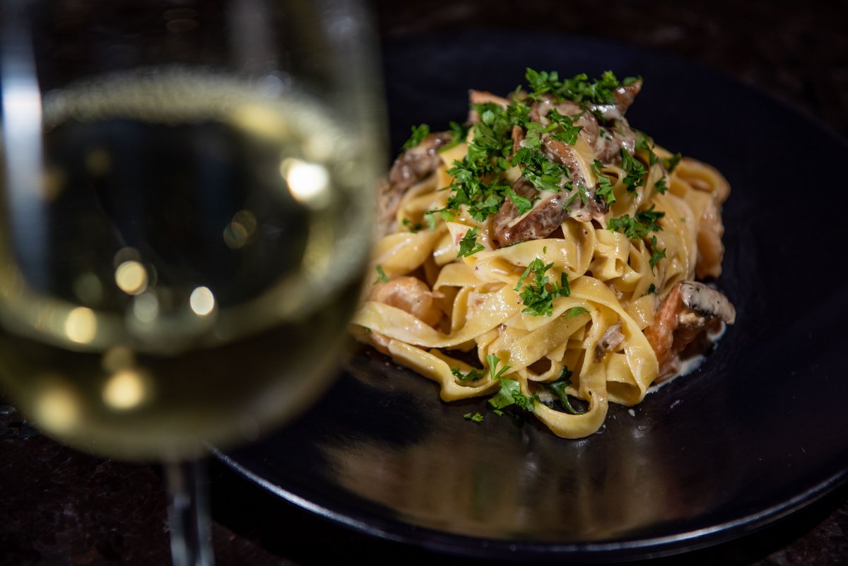 Not much can improve on this amazing pasta dish, except adding a glass of wine. Come in tonight and celebrate your anniversary! 😍

 #bestfoodsandiego  #diningoutsd  #youstayhungrysd  #sandiegorestaurants  #osetrasd