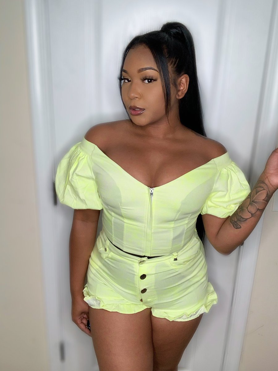 zarea__k's tweet photo. I normally don’t ask for favors 🥺 but ... Today marks a month since launched my online boutique and alittle bit of support would be appreciated 🙏🏽. 

A simple RT could help a lot  💗 

https://t.co/hoKJu4RkkR https://t.co/wlLT5EvlWo