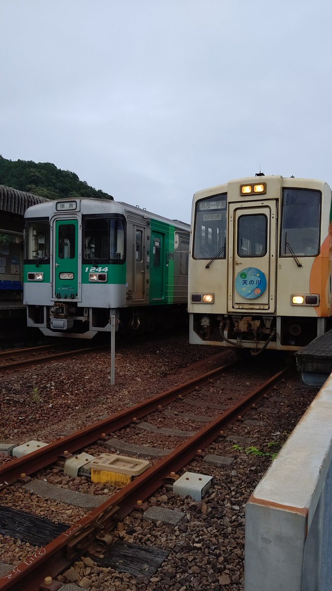 to_setu's tweet photo. 20.7.12(日)。
海部駅に列車が来たから、(予定前に)乗ってみた。
何じゃこりゃー！！。
乗ってびっくり。
天の川列車ですって。
日本の端には凄いものが！！。
阿佐東線さん、勉強不足でご免なさいm(_ _)m。こんな凄い列車があろうとは…。最後の方に知りました。 https://t.co/TXKWYV1hxF