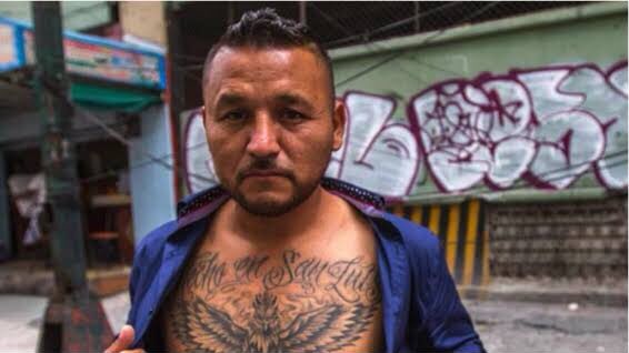 Se quejan de cómo se viste y habla el diputado ex-pandillero que está tatuado y no se dan cuenta que los que vendieron a su país (literal) vestían de traje y hablaban muy bonito.

De menos saben que yo no simulo; con los otros nunca saben con qué soborno les van a salir.✌🏽🙄