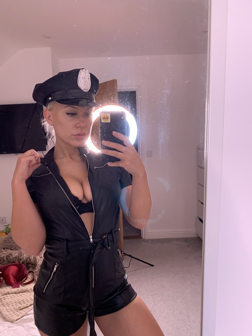 Watch Emily Brooke's leaked NSFW photo on TwXstars