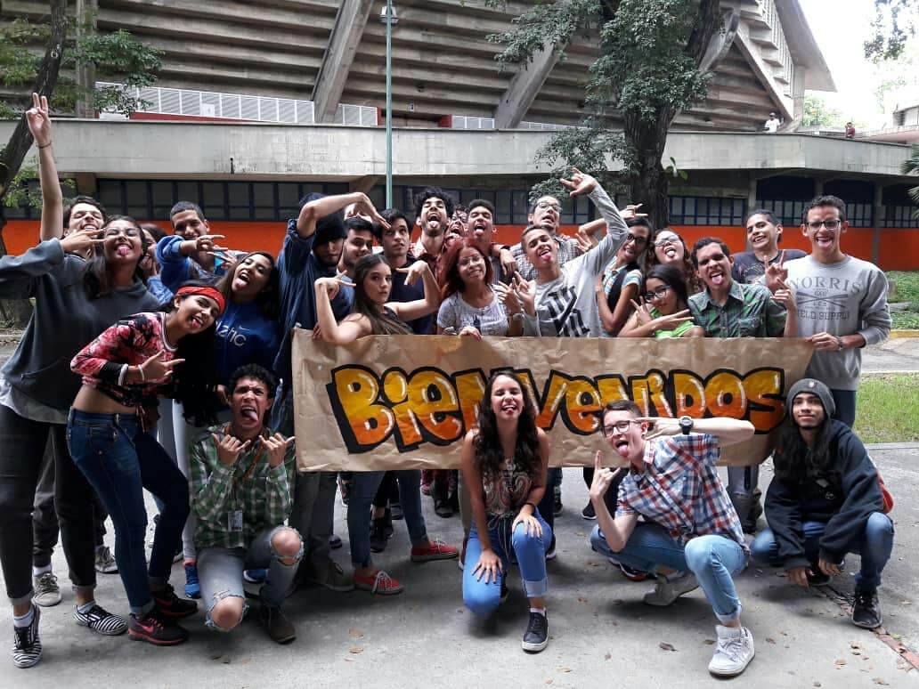 Sentir_UCVista's tweet photo. °baUs°
Equipo de la Escuela de Artes 🖤
Desde @centrobaus Seguiremos promoviendo el arte capaz de transformar realidades, observando la belleza implícita en el caos y dando pinceladas de esas que en ocasiones han logrado pintar el mundo.
Conocelos: https://t.co/bw56x62oY6 https://t.co/TULp7K45t7