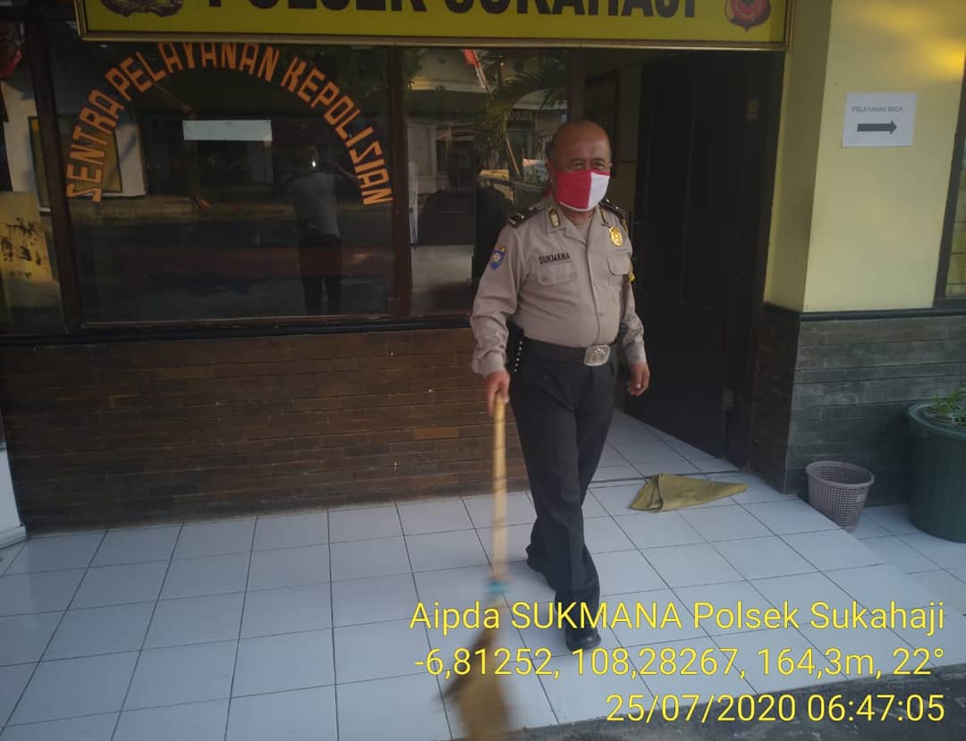 ANTISIPASI VIRUS COVID19, POLSEK SUKAHAJI TIDAK BOSAN LAKUKAN BERSIH BERSIH MAKO POLSEK SUKAHAJI