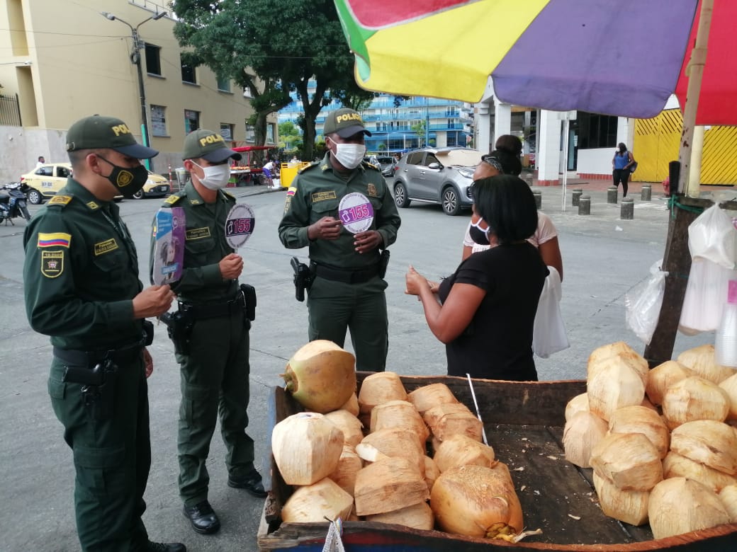PoliciaUNIPEP's tweet photo. #PatrullaEnCasa En el sector comercial de #Buenaventura 🚢 @DevalPolicia hablamos con las mujeres sobre la violencia física, sexual, psicológica, económica, patrimonial o por identidad de género #SomosUnoSomosTodos #EmaContigo https://t.co/hxxdJUDWqK
