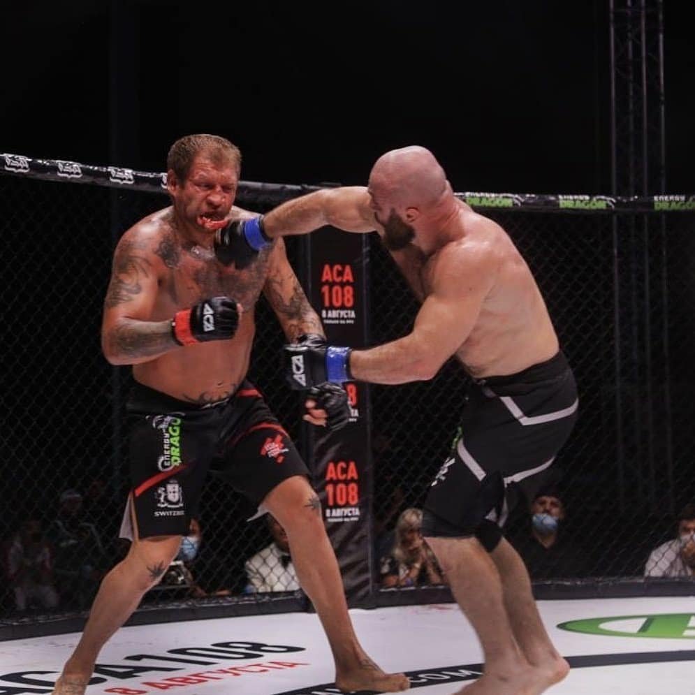 fanaticosMMAGT's tweet photo. Magomed Ismailov le pegó tremenda paliza a Alexander Emelianenko en el evento estelar del #ACA107 en Rusia. Ismailov subió 2 divisiones y pesó 49 libras menos que el hermano de Fedor, esto no fue impedimento para finalizarlo por TKO en 3 asaltos. https://t.co/a7oeqmtiv8