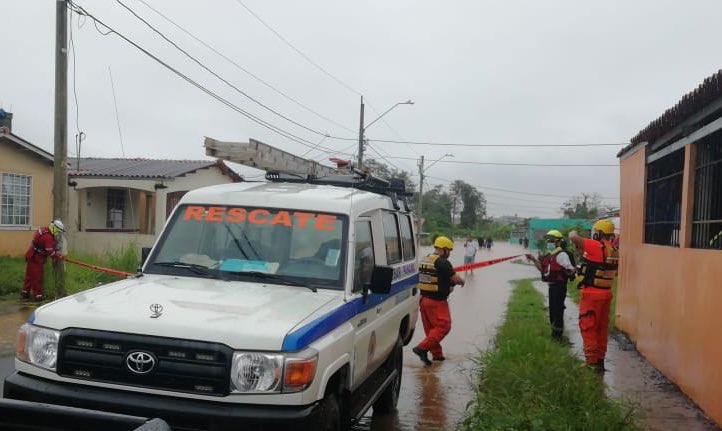 CarlosRumbo11's tweet photo. Unir esfuerzos por servir a nuestros ciudadanos, nos permite alcanzar un mejor desempeño. Este viernes los hermanos de la @CruzRojaPanama nos acompañaron en las labores de asistencia a las familias que resultaron afectadas, producto de las lluvias en Panamá Oeste. https://t.co/JAbFNRkXQA