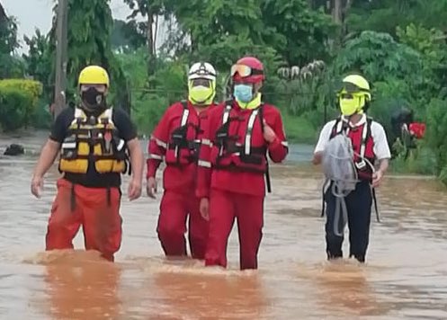 CarlosRumbo11's tweet photo. Unir esfuerzos por servir a nuestros ciudadanos, nos permite alcanzar un mejor desempeño. Este viernes los hermanos de la @CruzRojaPanama nos acompañaron en las labores de asistencia a las familias que resultaron afectadas, producto de las lluvias en Panamá Oeste. https://t.co/JAbFNRkXQA