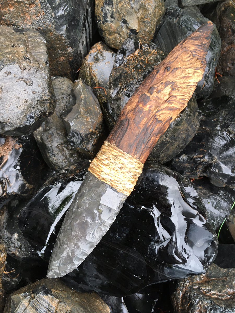 置戸産の玲瓏(黒曜石)で石器ナイフをつくる。グレーの地にうっすらと虹