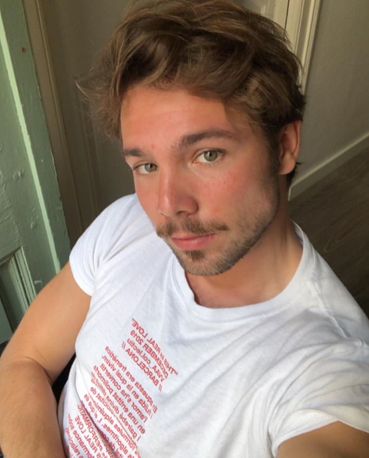 twxics's tweet photo. esse homem é simplesmente TUDO PRA MIM 

saudades da minha série merlí https://t.co/x7CM9VxKQl
