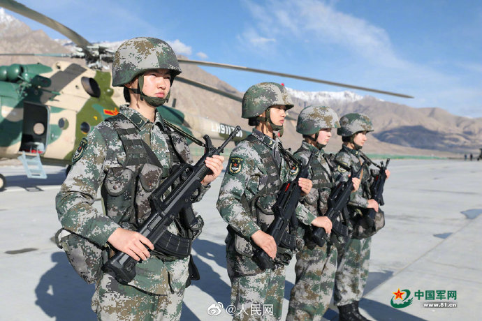 PDChinese's tweet photo. 【颯！ #帕米爾高原女兵首次空中巡邊】近日，駐守帕米爾高原的新疆喀什軍分區某邊防團6名女兵首次登上直升機，對邊境線進行空中巡邏。她們是帕米爾高原上第一批和第二批戍邊女兵。 （中國軍網） https://t.co/Ek9NF5h18h