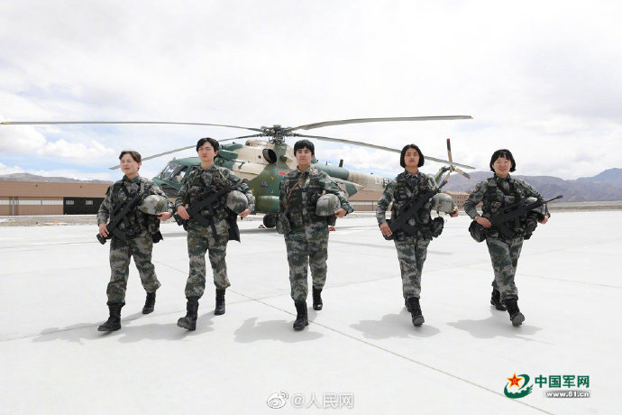 PDChinese's tweet photo. 【颯！ #帕米爾高原女兵首次空中巡邊】近日，駐守帕米爾高原的新疆喀什軍分區某邊防團6名女兵首次登上直升機，對邊境線進行空中巡邏。她們是帕米爾高原上第一批和第二批戍邊女兵。 （中國軍網） https://t.co/Ek9NF5h18h