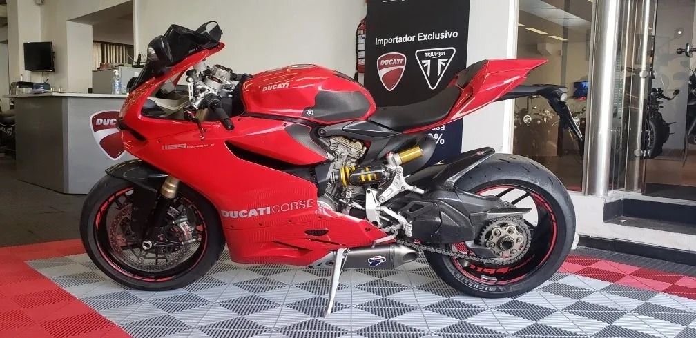 Ducati_Uruguay's tweet photo. Ducati Panigale 1199 💥
✅Año: 2012
✅Kilómetros: 34.000 km
✅Precio: USD  22.900
Link a Mercado Libre: https://t.co/AEXXgA8EKO
Estamos en Ejido 1576 📍

Hablanos por WhatsApp por más info: https://t.co/cdjDUY6agl

#HiltonMotors #Ducati #Montevideo #DucatiPanigale https://t.co/bEjxE5Y0tB