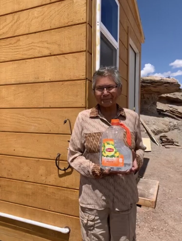 Is great to see our shelter work come together with <a href="/zeromasswater/">sourcewaterco</a> here on the #NavajoNation. Providing a family at high risk of Covid-19 with clean drinking water, allowing them the ability to stay home and stay safe! @CoreResponse