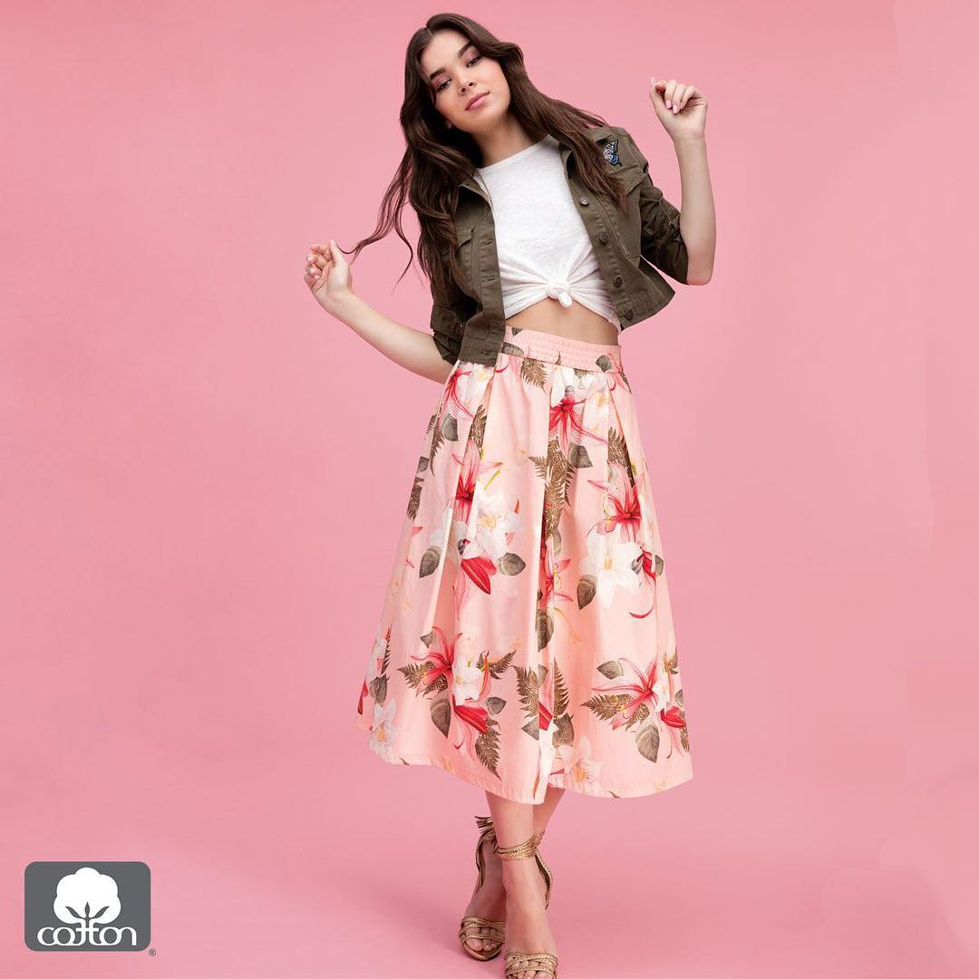 hace 4 años hailee subia esta foto:

'SO excited to be teaming up with @DiscoverCotton on the Find Your Favorite Mall program. Comecheck out my favorite cotton looks and #ShopCotton. Then meet me at Woodlands Mall in Texas (7/30) and at Glendale Galleria in Cali (8/27)'

24/07/16