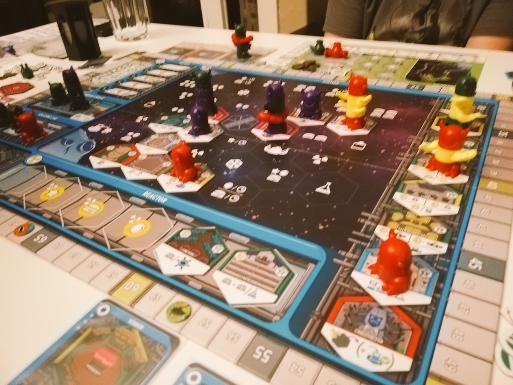digitaleflaneur's tweet photo. Heute endlich mal wieder Aliens gespliced! #ChimeraStation (nur echt mit Fotobombing 🤣) is immer noch ein Riesenspass! #boardgames https://t.co/51M0TelXgY