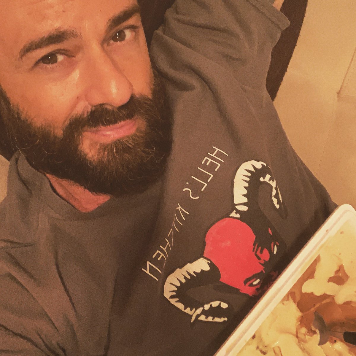 Il bello di essere single e depresso ha i suoi vantaggi.
Il primo è che sei solo puoi mangiare direttamente dalla vaschetta, il secondo che puoi mangiarti mezzo chilo di gelato.