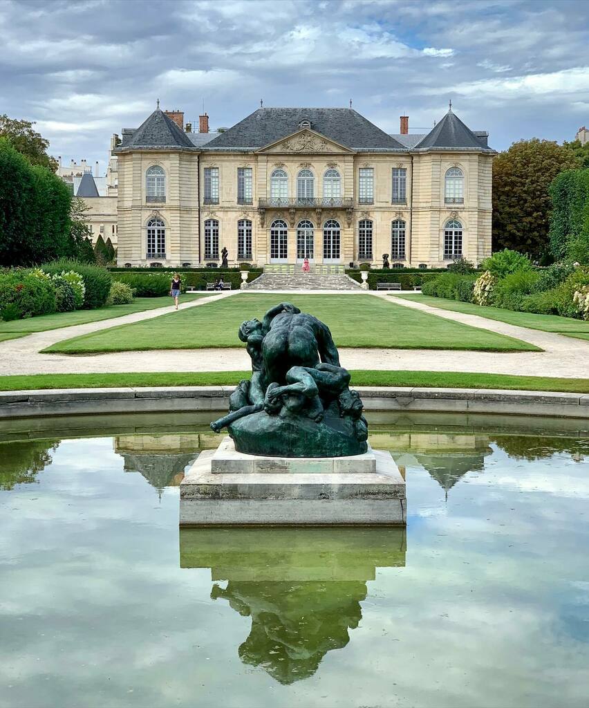 FallingOffBikes's tweet image. // Last night at the beautiful @museerodinparis, where they’re welcoming patrons for evening picnics for the next three Thursdays. This was one of the most pleasant evenings I’ve enjoyed in summertime in Paris. And the roses in the garden are still looki… instagr.am/p/CDCeR4BgJrr/