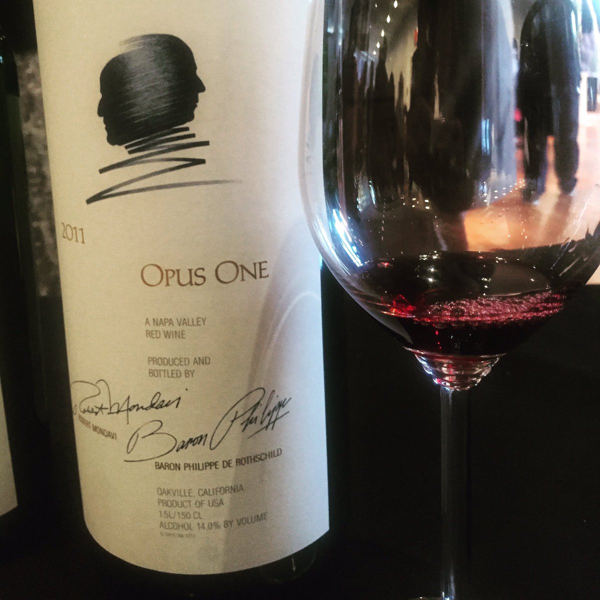 Nos toco catar esta delicia!  #OpusOne #MondaviRothschild #CabernetSauvignon🍷🍇😍 #Napa valley #NYSommeliers #Wines #Vinos #Vinefilos #WineTasting #Vins #Wineblogger #CatadeVinos #WineTasting #Vins #NYSommeliers  ( Peonies, Raspberrys, Chocolate, Licorice, Vanilla, ToastOak.🍷🍇