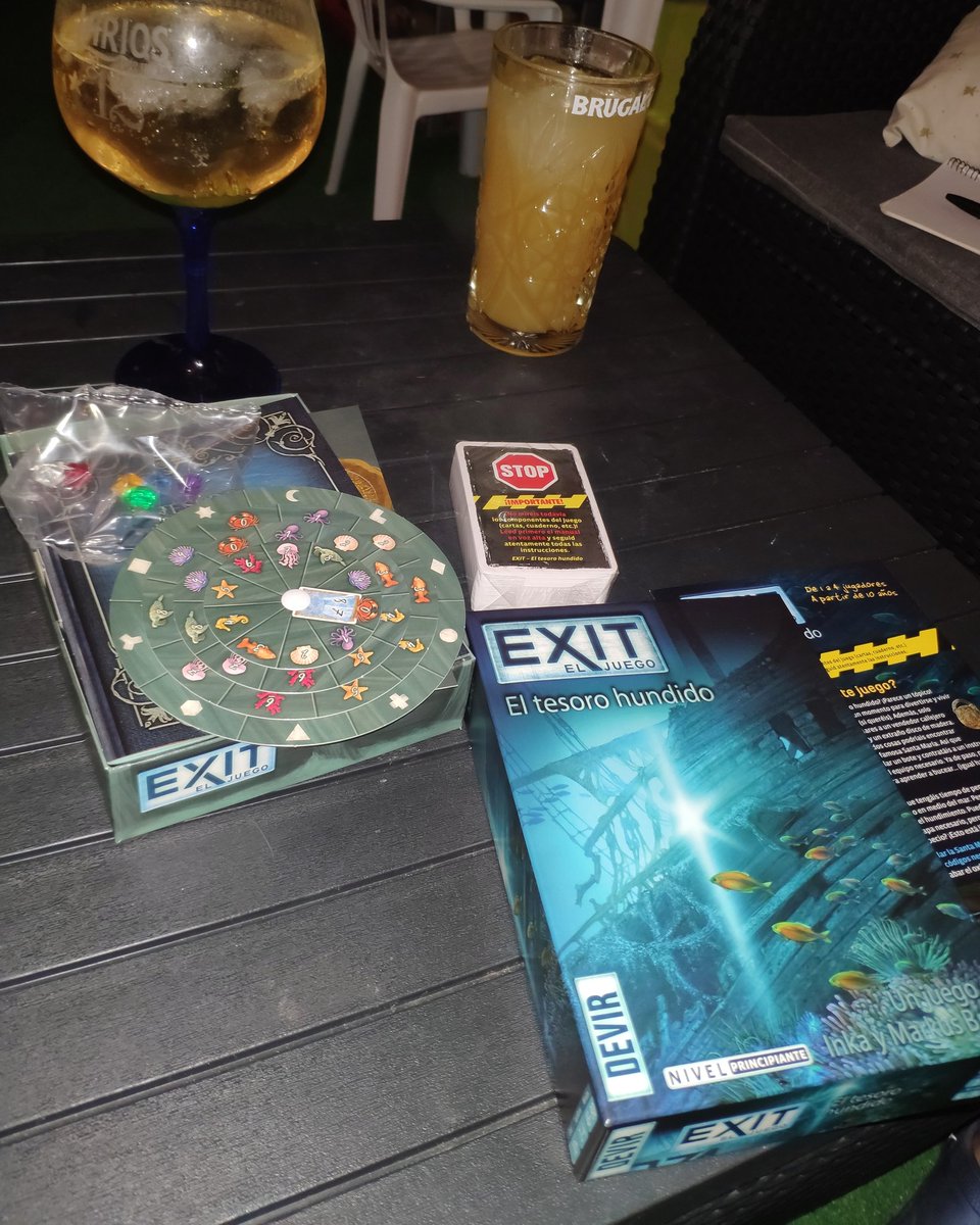 DesvanC's tweet photo. Hoy probando la experiencia de scape  room con la serie de exit de decir #exiteljuego #scaperoom #devir #juegodemesa #boardgames #eltesorohundido https://t.co/7587nf70L9