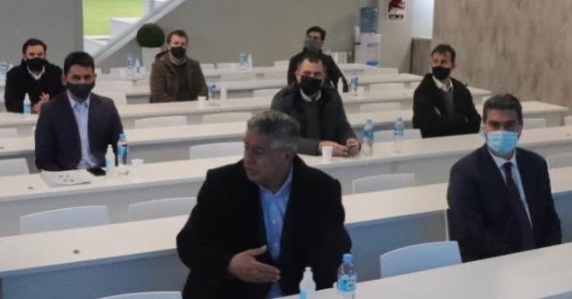 Estuvimos en <a href="/afa/">AFA</a> junto a <a href="/tapiachiqui/">Chiqui Tapia</a>, <a href="/jmcapitanich/">Jorge Capitanich</a>, <a href="/Kicillofok/">Axel Kicillof</a> <a href="/SergioBerniArg/">Sergio Berni</a> y <a href="/diegosantilli/">Diego Santilli</a> firmando un acuerdo de trabajo para promover la donación de plasma convaleciente de pacientes recuperados de covid-19.

Debemos trabajar juntos para salir adelante. 
#DonaPlasma