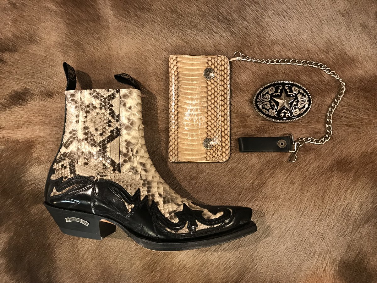 NoelBoots's tweet photo. 🔥Complementos on fire🔥 Acompaña tus #botasSendra con accesorios a juego: tú decides cómo combinarlos para resaltar tu estilo.

En tienda y web:
>botas https://t.co/PoCDyh0wxG
>hebilla https://t.co/F6tzXZdRql
>carteras de piel https://t.co/TKGqsfkJBe

#sendraboots #marroquineria https://t.co/VSCdbbCkJA