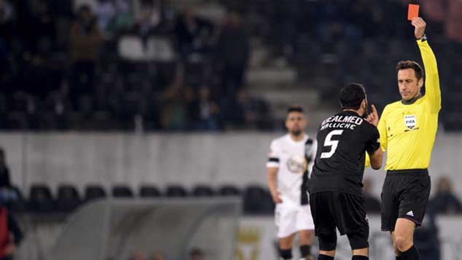 amelalMS's tweet photo. الجزائري رفيق #حليش هو أكثر لاعب يتعرض للطرد المباشر في تاريخ الدرجة الأولى البرتغالية... 7 مرات. 😮😮😮
Rafik #Halliche: est à la tête des joueurs qui ont reçu le plus de cartons rouges directs dans l'histoire de la Primeira Liga (D1 du Portugal)... 7 cartons 🟥 directs. https://t.co/QEtPbxGAFl