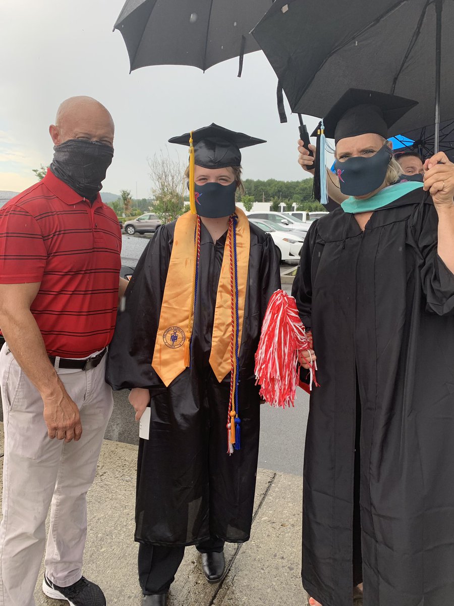 roanestate's tweet photo. Rain can’t stop us from honoring our grads! Lots of fun so far at drive-through commencement. Thanks to all celebrating with us today. We are here until 8pm. 🎓 #RSCCgrad #RoaneState https://t.co/fPSXI2MWdv