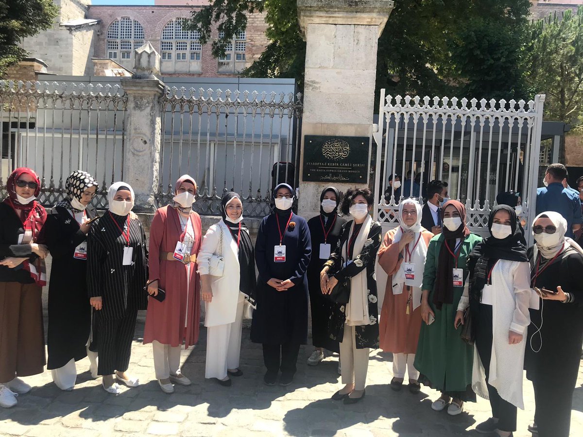 Hayallerimizi süsleyen bir gerçeği yaşadık bugün. Tarihe tanıklık ettik.Çocukluğumuzda zincirler kırılsın Ayasofya açılsın diye ezgiler söyledik, dualar ettik..Rabbim dualarımızı kabul etti. Elhamdulillah. #AyasofyaiKebirCamiiSerifi #AyasofyadaİlkCuma #AyasofyaCamii