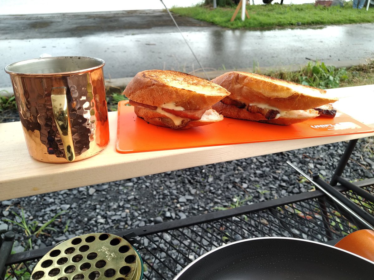 ミズクラゲ キャンプ3日目の朝食は スパムチーズサンドと自家製ベーコンチーズサンド 道の駅かつら キャンプ
