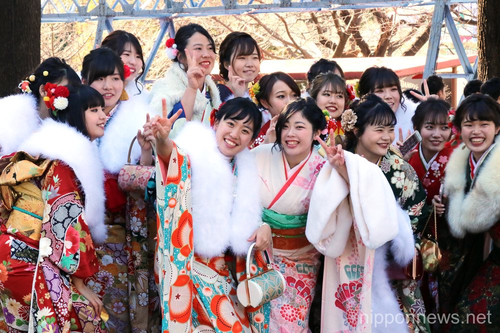 Women will often wear guru side, which are the kimono with long sleeves that is reserved for young women. For the coming of age ceremony, it has become a more recent trend to wear a white fur or feather stole like the one with the fancy kimono in ACNH.