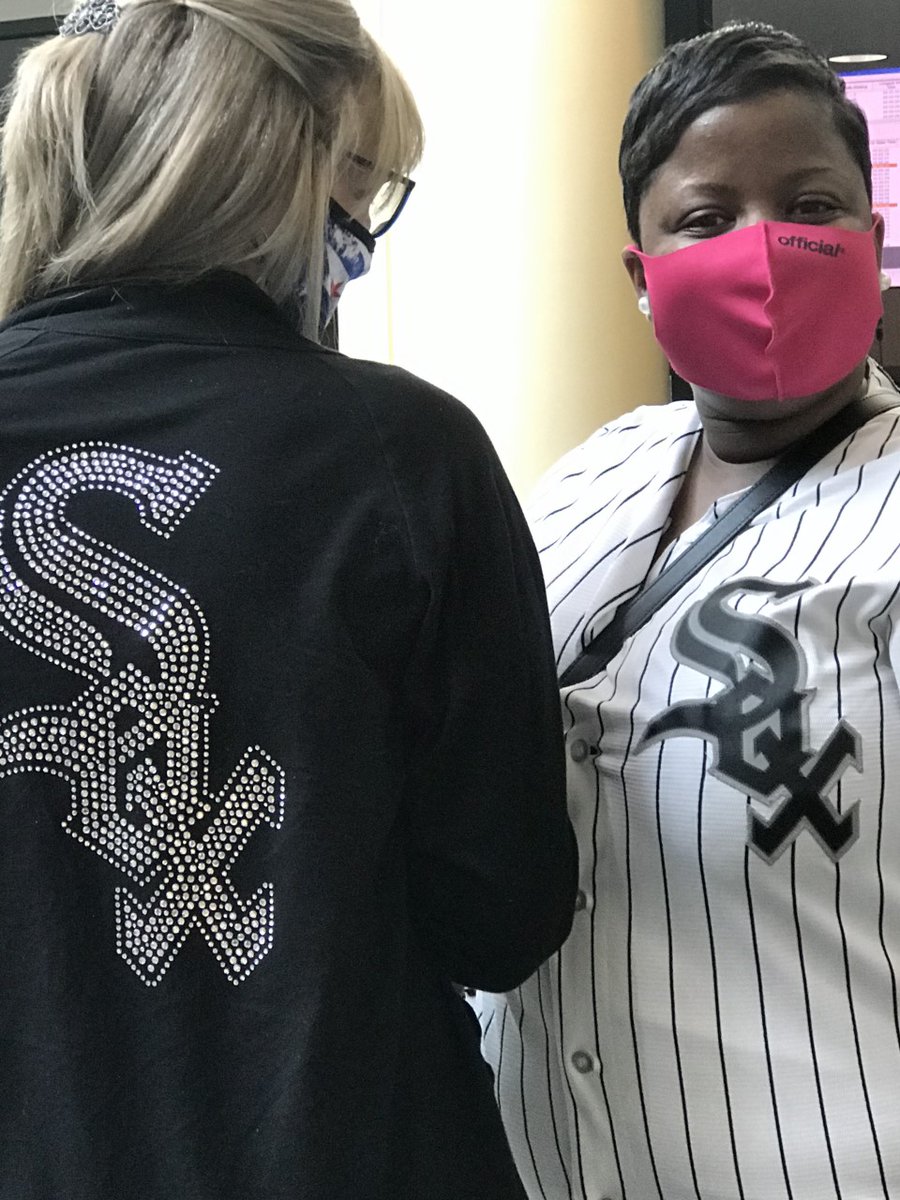 ChicagoOEMC's tweet photo. Baseball's back! The Chicago 911 Call Center is showing their support for the Sox and Cubs this weekend! Stay safe Chicago and PLAY BALL! @Chicago_Police @CFDMedia  #911CallCenter https://t.co/oTKs9YpYuo