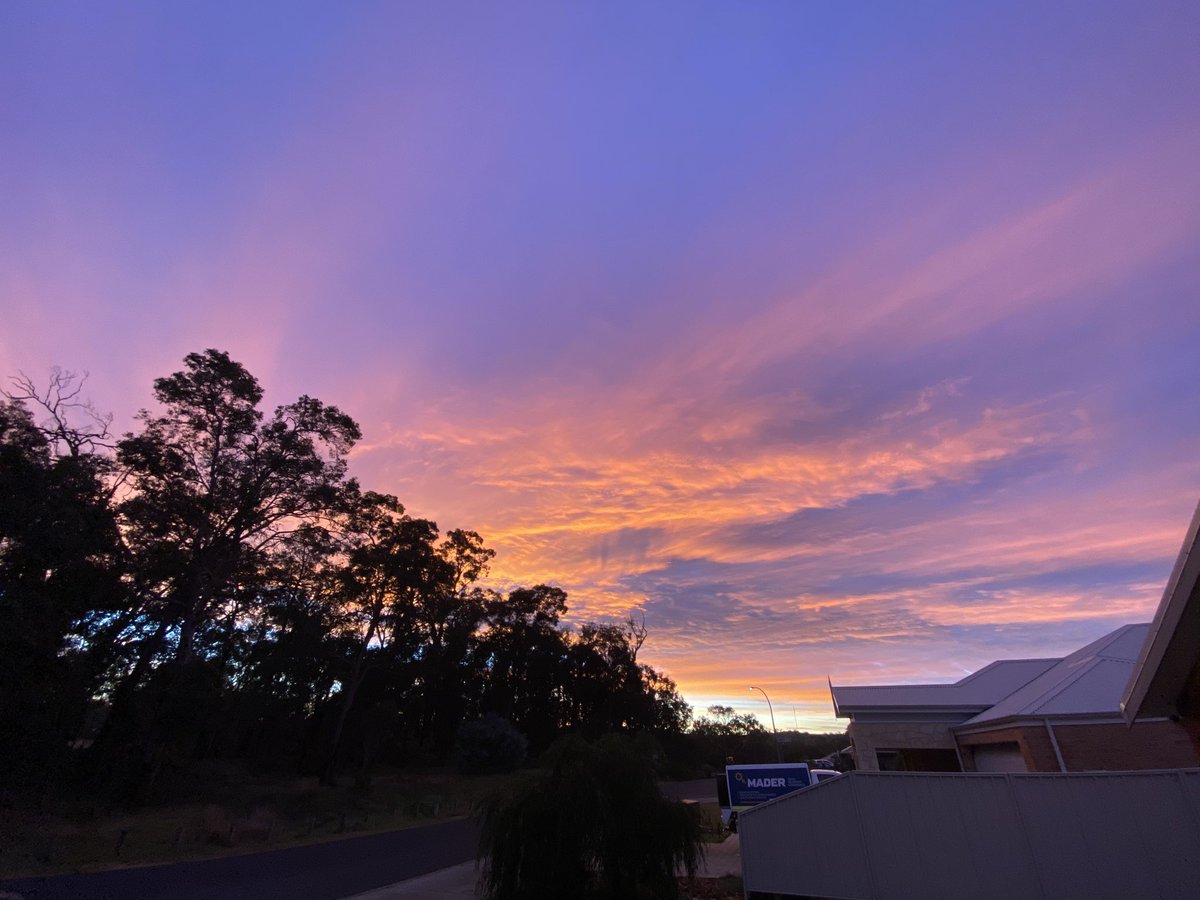 neb_ando's tweet photo. @weather_wa @RKMac65 @BunburyWeather Turning it on in down town  #DonnybrrokWA #Sunrise https://t.co/7DXYjufDUs