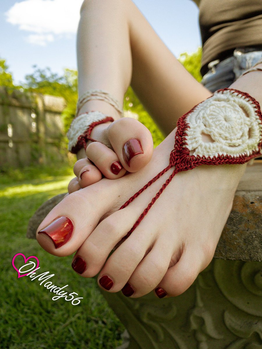 OhMandy56's tweet photo. 🔥👣 #redtoes #barefootsandals #prettyfeet #feet https://t.co/xpH2LKVsTn
