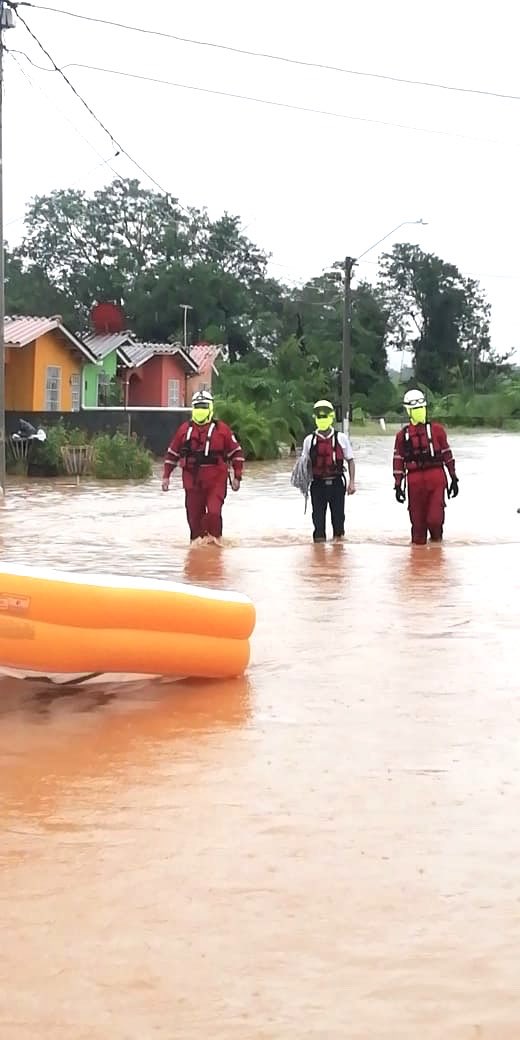 CRPLaChorrera's tweet photo. Nuestros voluntarios brindando asistencia en inundaciones en Panamá Oeste. https://t.co/qSSERc9yWb