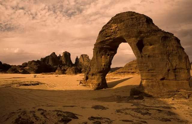 KURGULI's tweet photo. ▶Les arches du desert. 
Ténéré, Ennedi, Tadrart | 🇳🇪🇷🇴🇩🇿 https://t.co/M4Uu8iMJR3