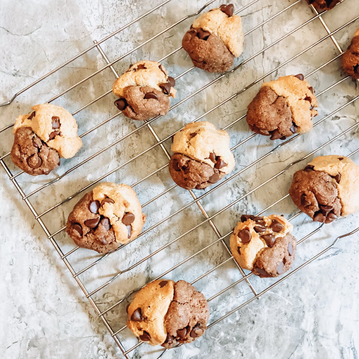 amandasgoodeats's tweet photo. Happy Friday!! 💛🌈🌟
Cookies are one of my favorite treats to bake and I’m so happy with how these came out! These Chocolate Chip Brownie cookies are my new favorite and I’m definitely making more soon! 🤩
Thank you @rachLmansfield for the recipe! https://t.co/iibWsAgNKJ