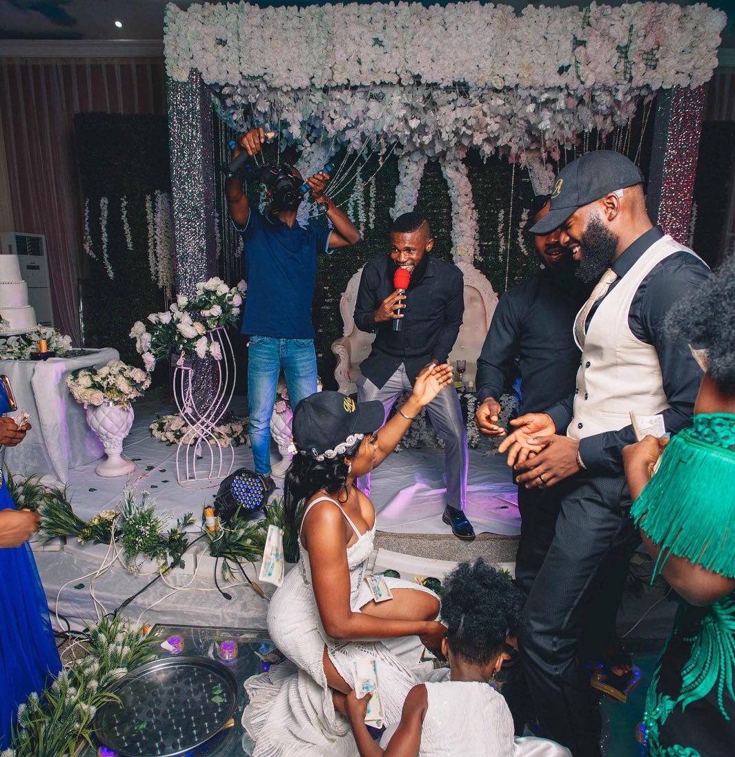 We sure miss weddings and brides that know how to boggy it down😁
.
Moments from #nkloveskod2019 
#bellanaijaweddings #weddings #eventplanner #abujaeventplanner #enugueventplanner #benineventplanner #nigerianvendor