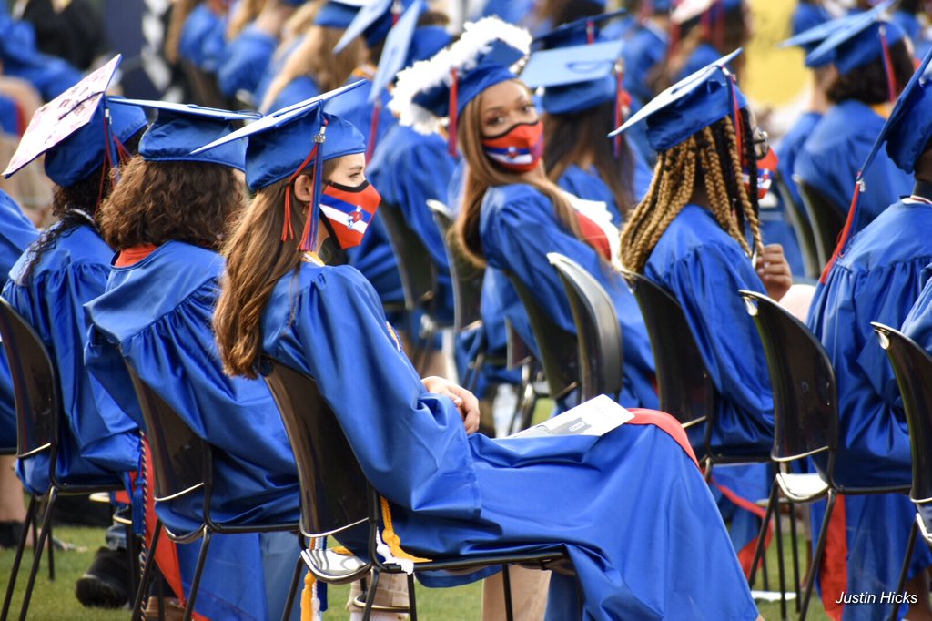 Hicks_JustinM's tweet photo. Congrats @SBJohnAdamsHigh grads! https://t.co/VbK03kAyYA