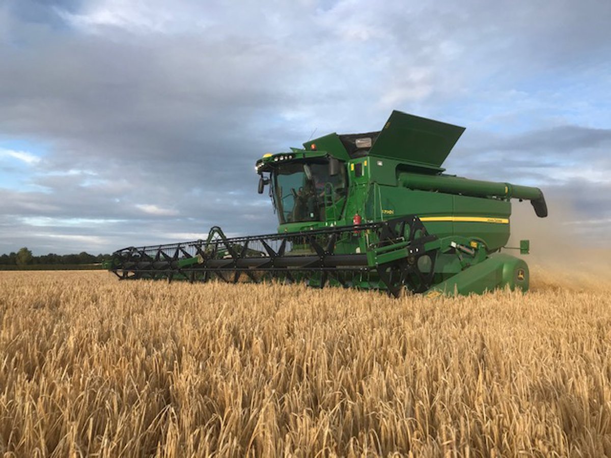FarolLtd's tweet photo. Release the beast! This John Deere S790i has been unleashed into some winter barley with its 40ft header today, using TouchSet™ automatic combine adjustment and guidance for maximum output! #Harvest20 #FearTheDeere #MaximumOutput #ReleaseTheBeast https://t.co/gvCCtFAXIJ